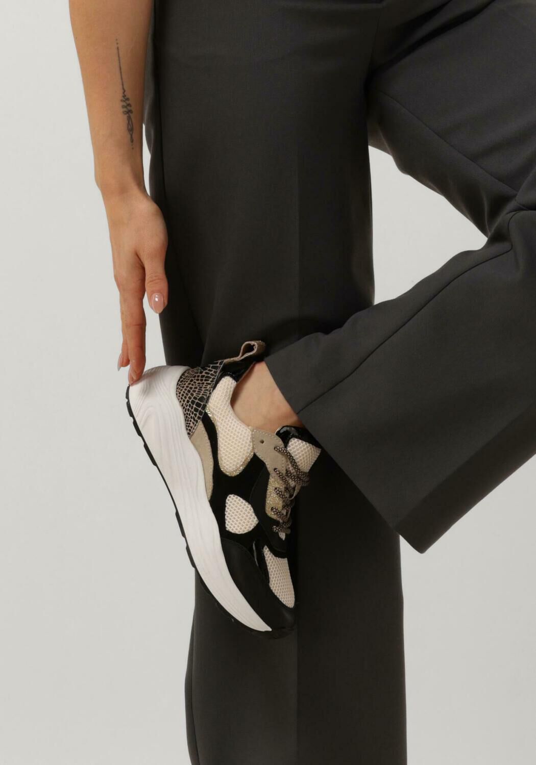 Schwarze OMODA Sneaker Low TRIANGLE - large