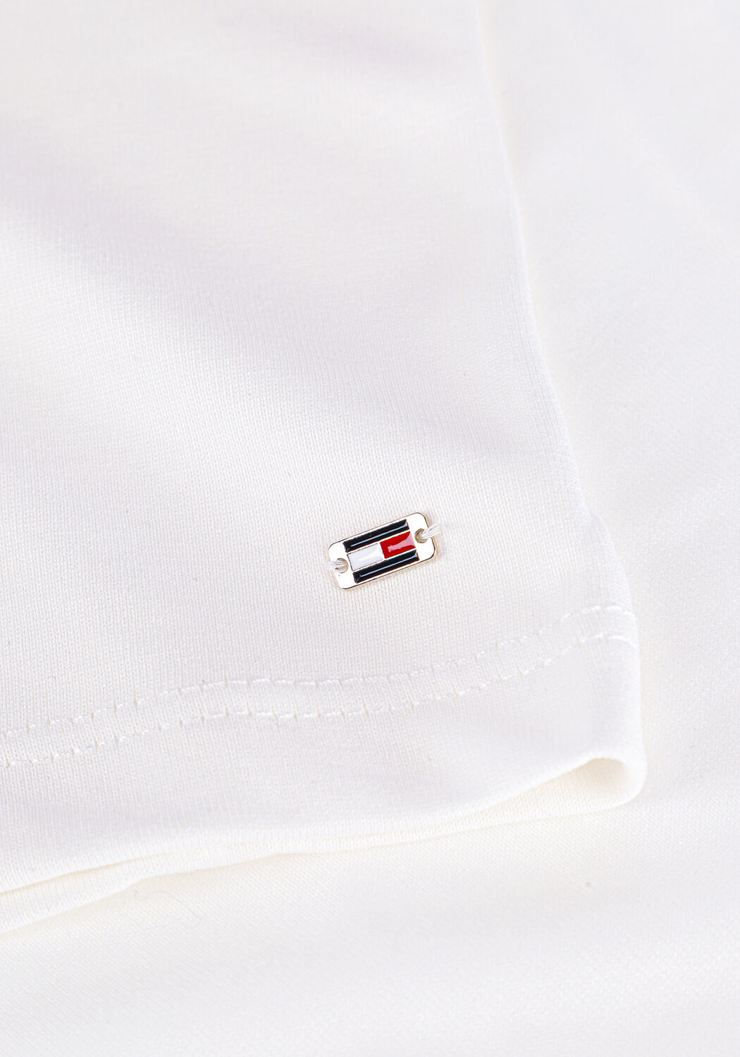 Wei&szlig;e TOMMY HILFIGER T-shirt REG SUEDED TH CREST OPEN-NK TEE - large