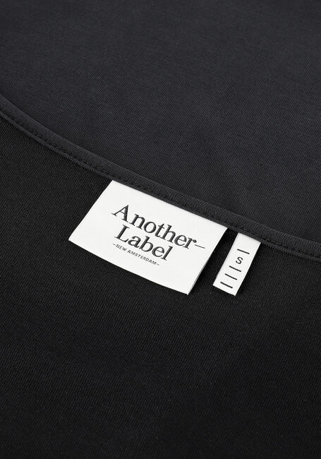Schwarze ANOTHER LABEL T-shirt MAGNOLIA V-NECK T-SHIRT S/S - large