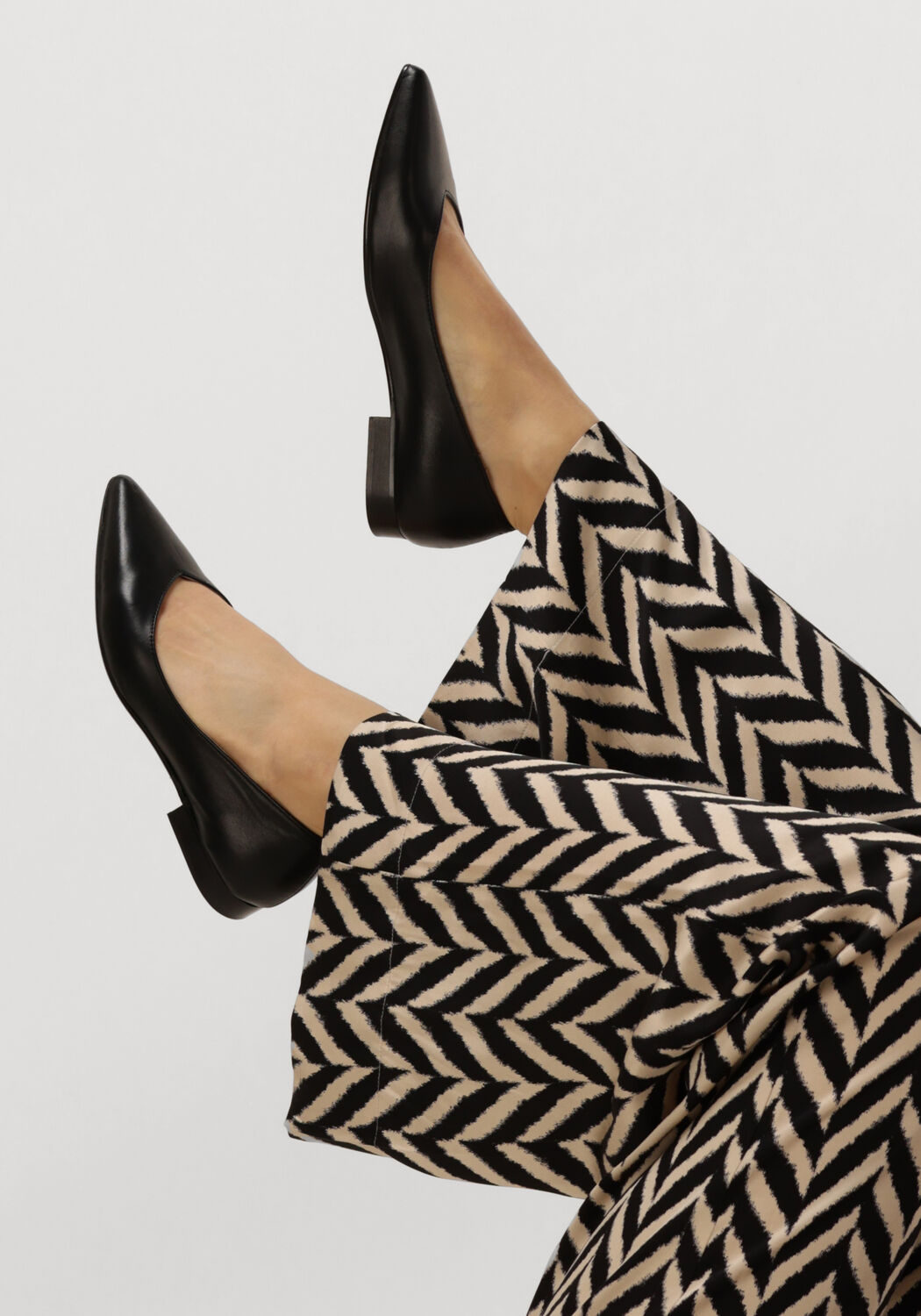 Schwarze NOTRE-V Ballerinas 08-233 - large