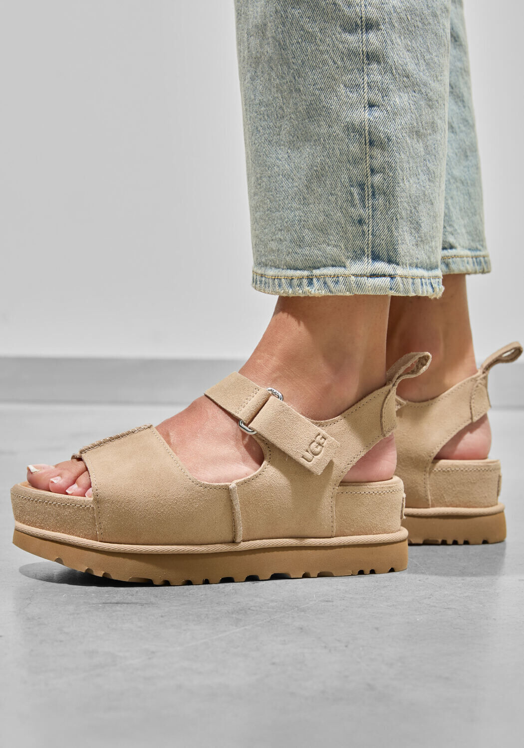 Beige UGG Flache Sandalen W GOLDENSTAR HI - medium