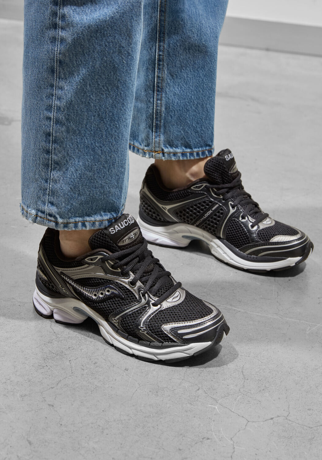Schwarze SAUCONY Sneaker Low PROGRID TRIUMPH 4 - large