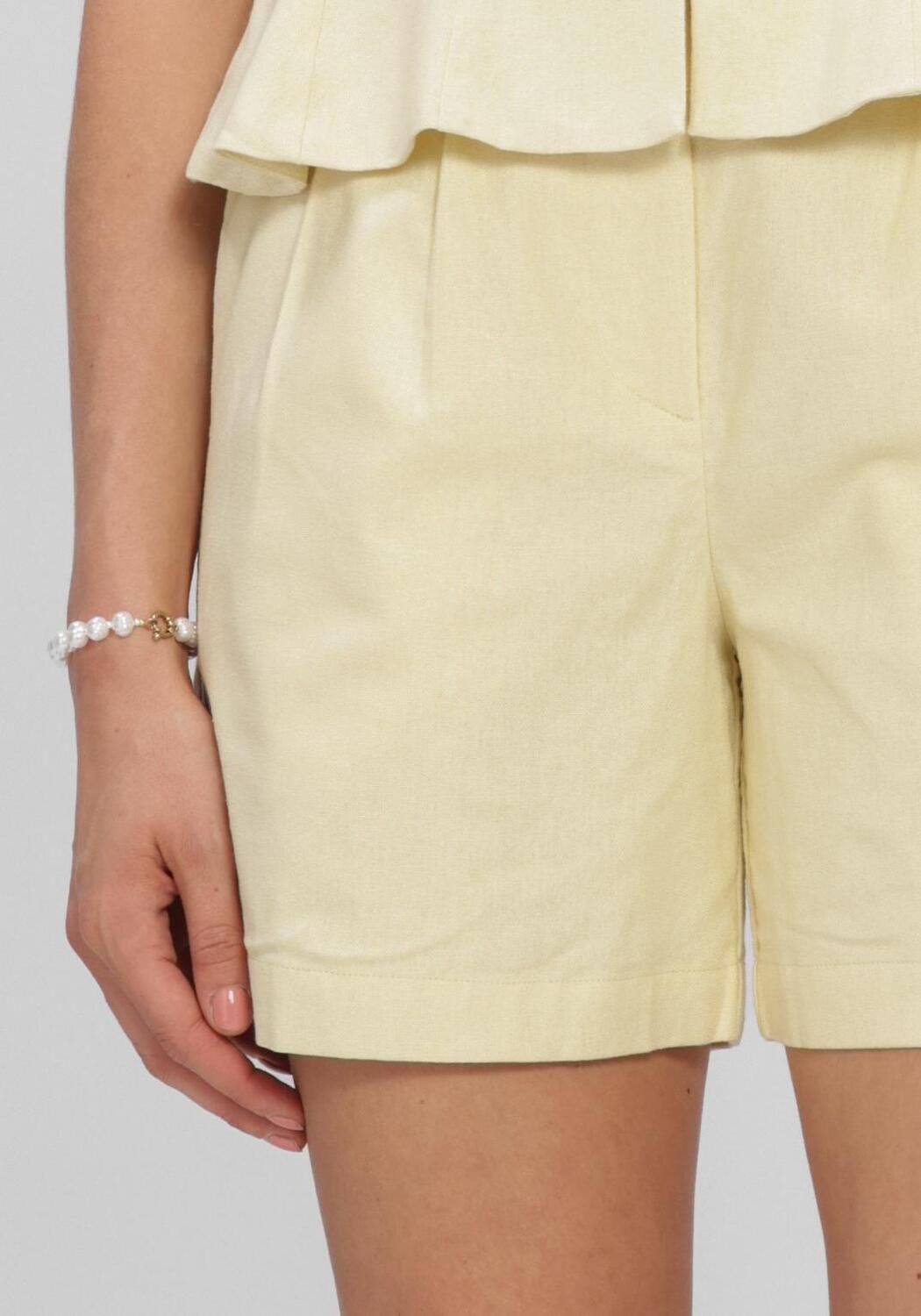 Gelbe Y.A.S. Hosen YASLIRMA HW SHORTS - large