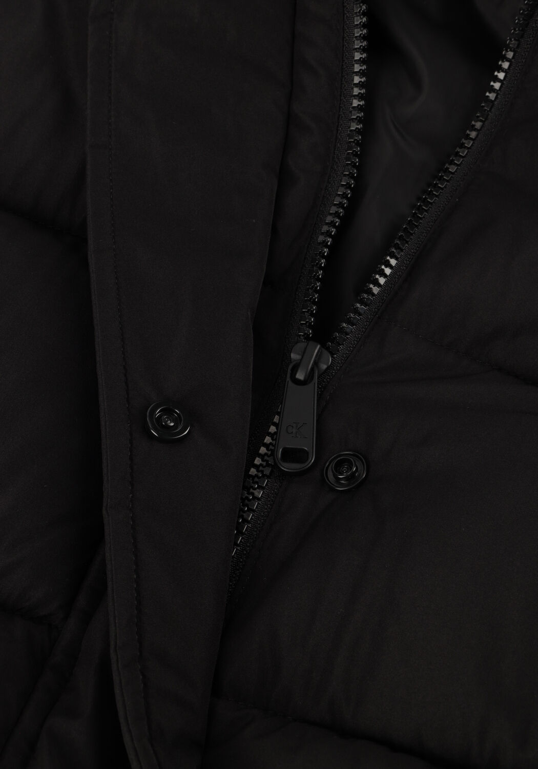 Schwarze CALVIN KLEIN Wattierte Jack MATTE MONOLOGO MW SHORT PUFFER - large