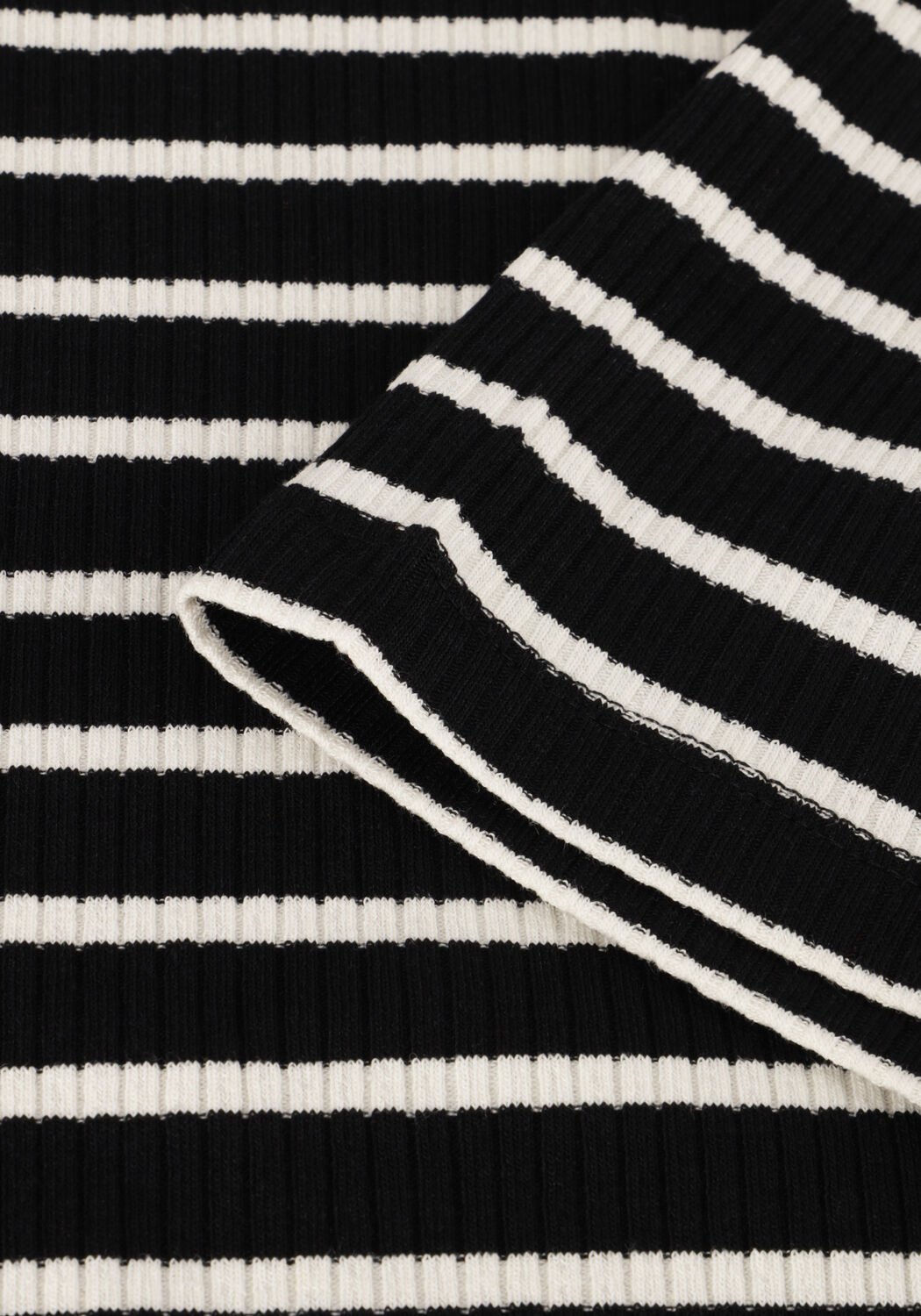 Schwarze ANOTHER LABEL T-shirt ELYNE STRIPE T-SHIRT S/S - large