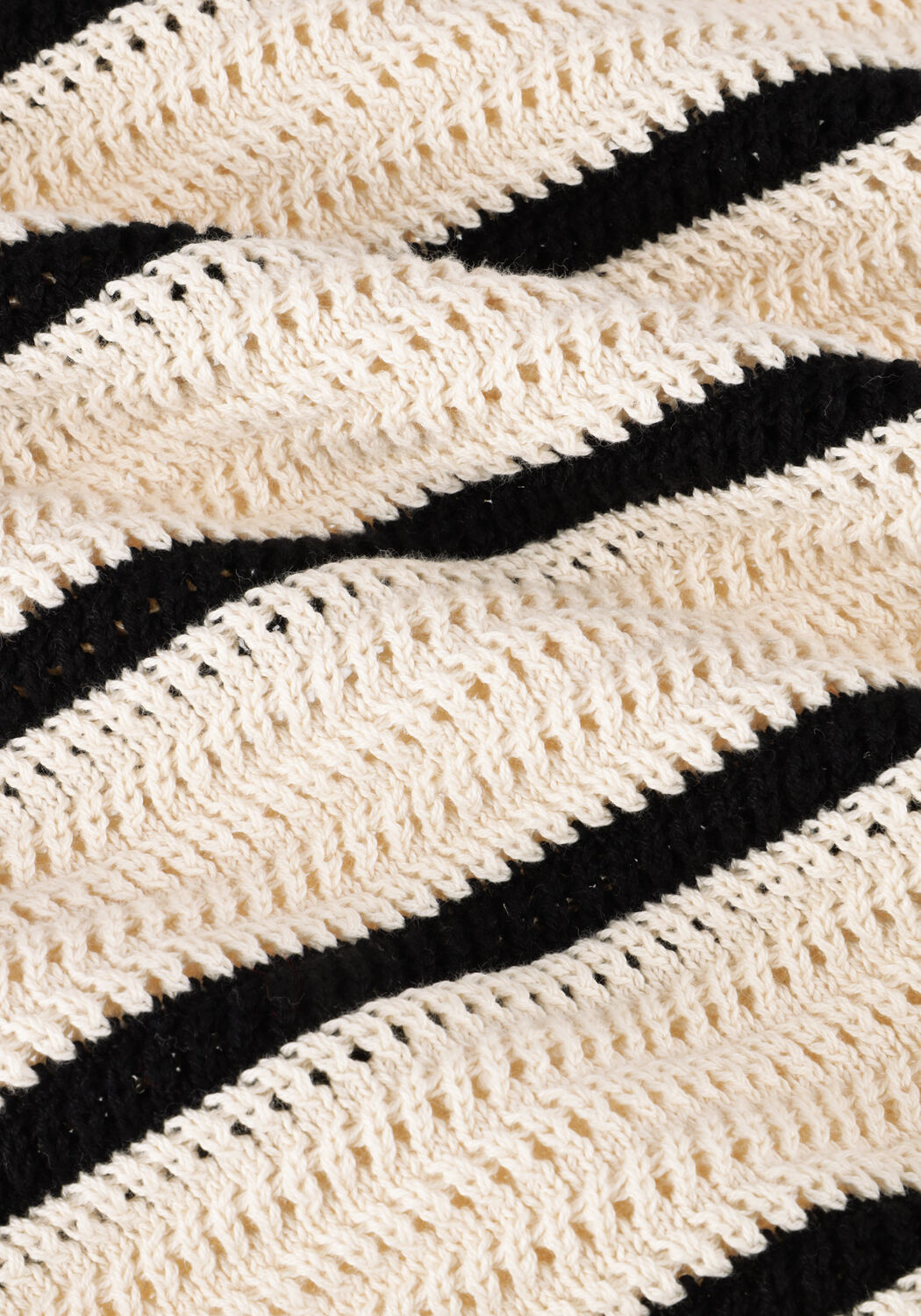 Schwarze SELECTED WOMEN T-shirt SLFVINNA SS STRUCTURE KNIT O-NECK - large