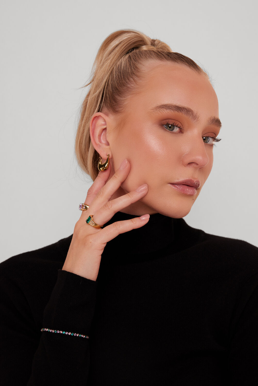 Goldfarbig NOTRE-V Ohrringe OMFW22-012 - large