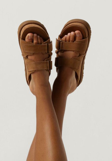 Cognacfarbene UGG Slipper W GOLDENSTAR HI SLIDE - large