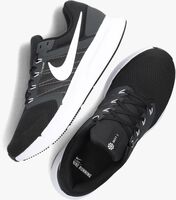 Schwarze NIKE Sneaker low RUN SWIFT 3 - medium