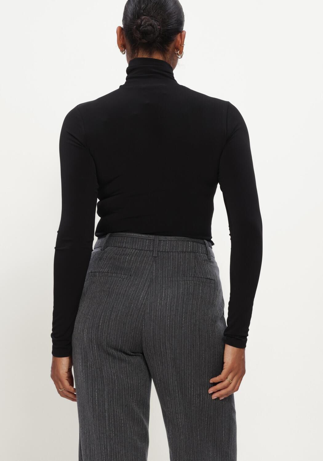 Schwarze NOTRE-V Top NV-INGER - large