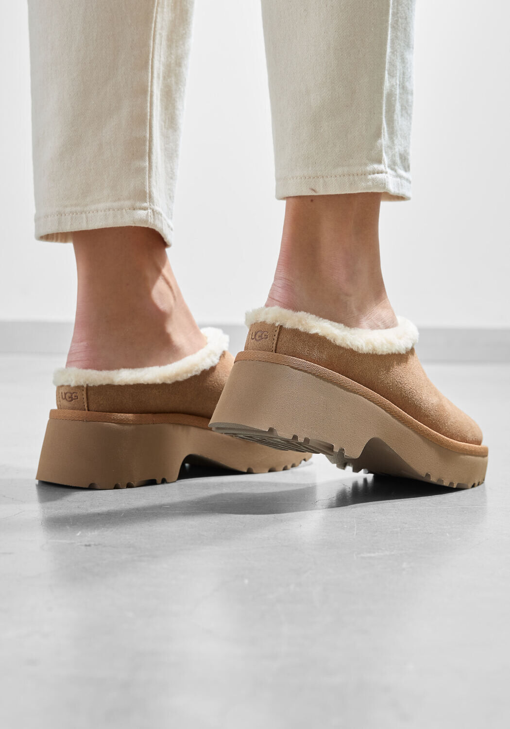 Cognacfarbene UGG Slipper NEW HEIGHTS COZY CLOG - large