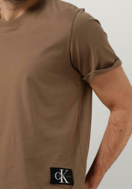 Braune CALVIN KLEIN T-shirt BADGE TURN UP SLEEVE - large