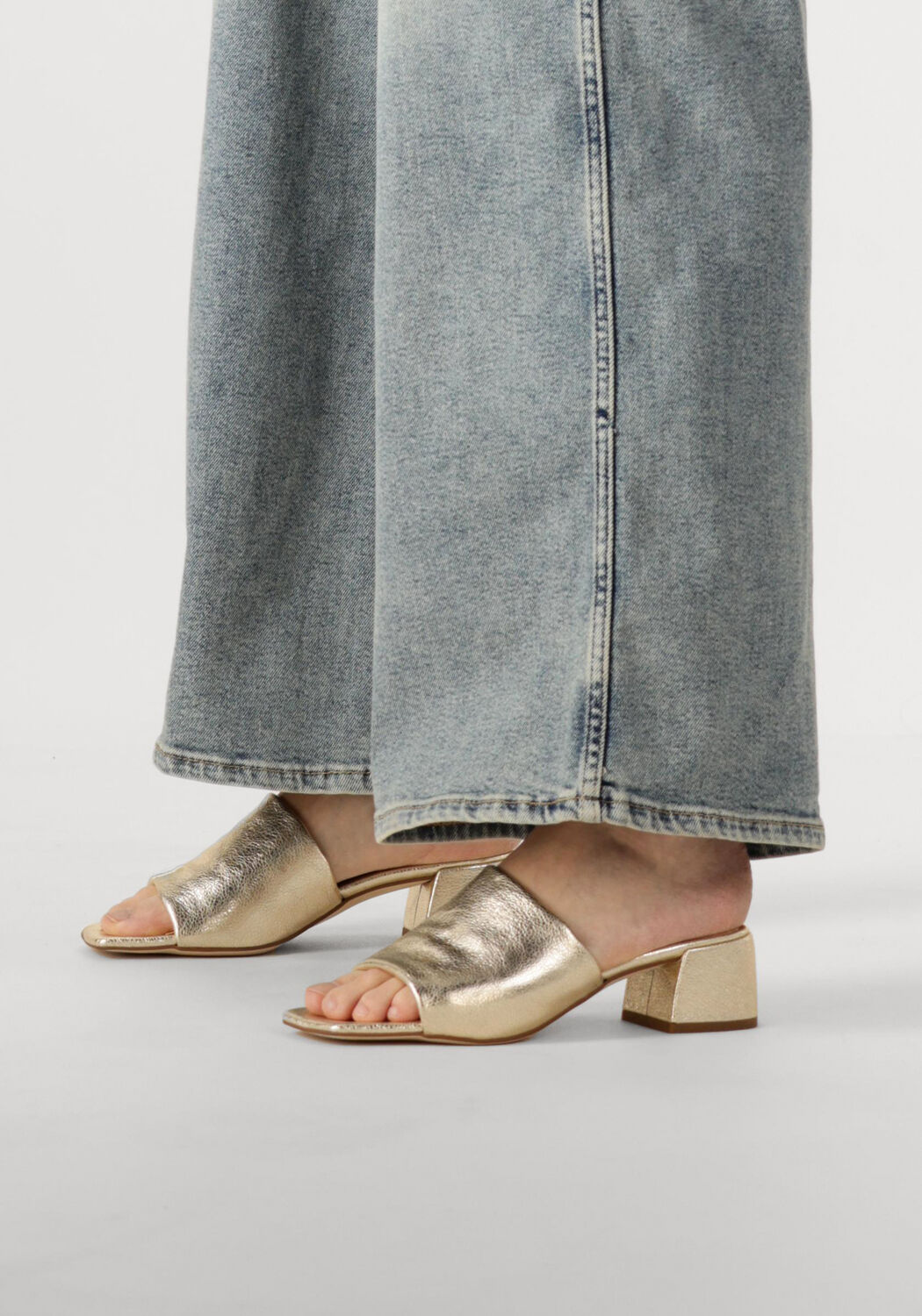 Goldfarbene CTWLK Mules ATYLER - large