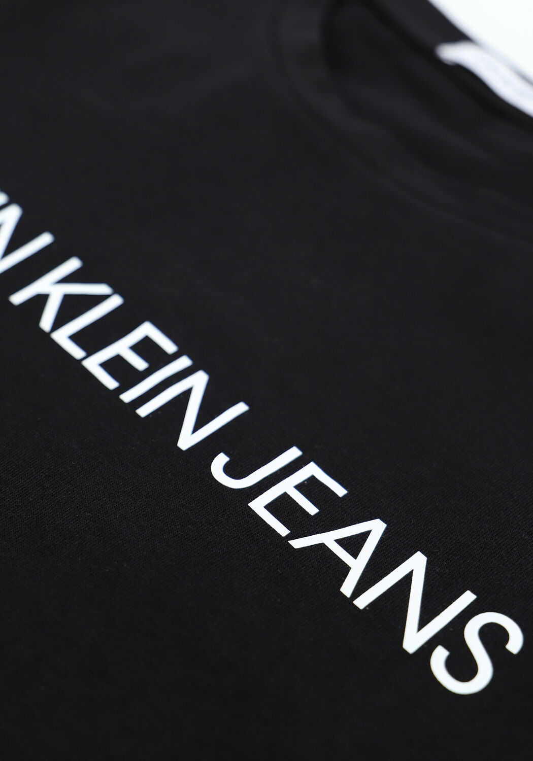 Schwarze CALVIN KLEIN T-shirt CORE INSTIT LOGO SLIM FIT TEE - large