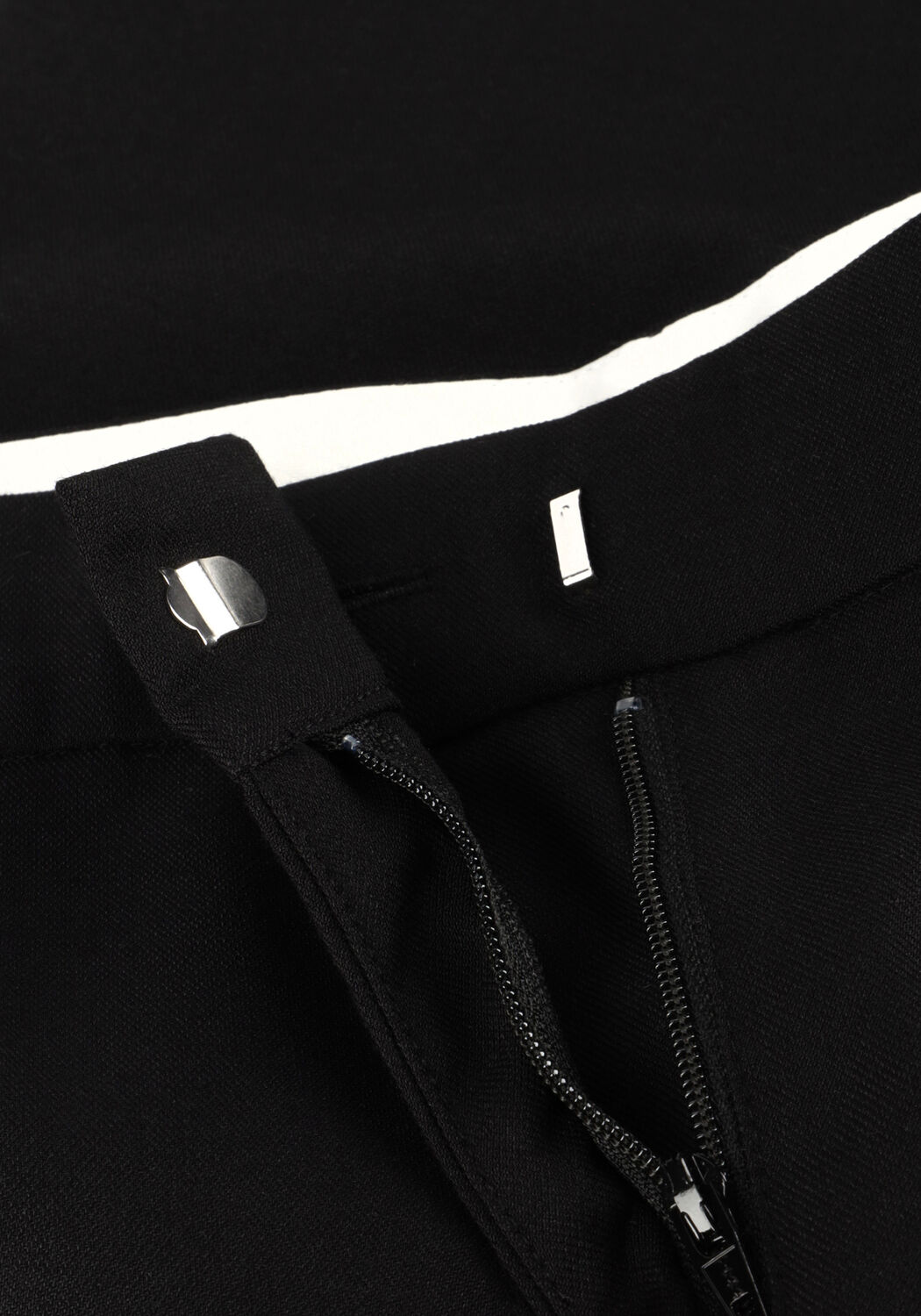 Schwarze SECOND FEMALE Kurze Hose SHARO SHORTS - large