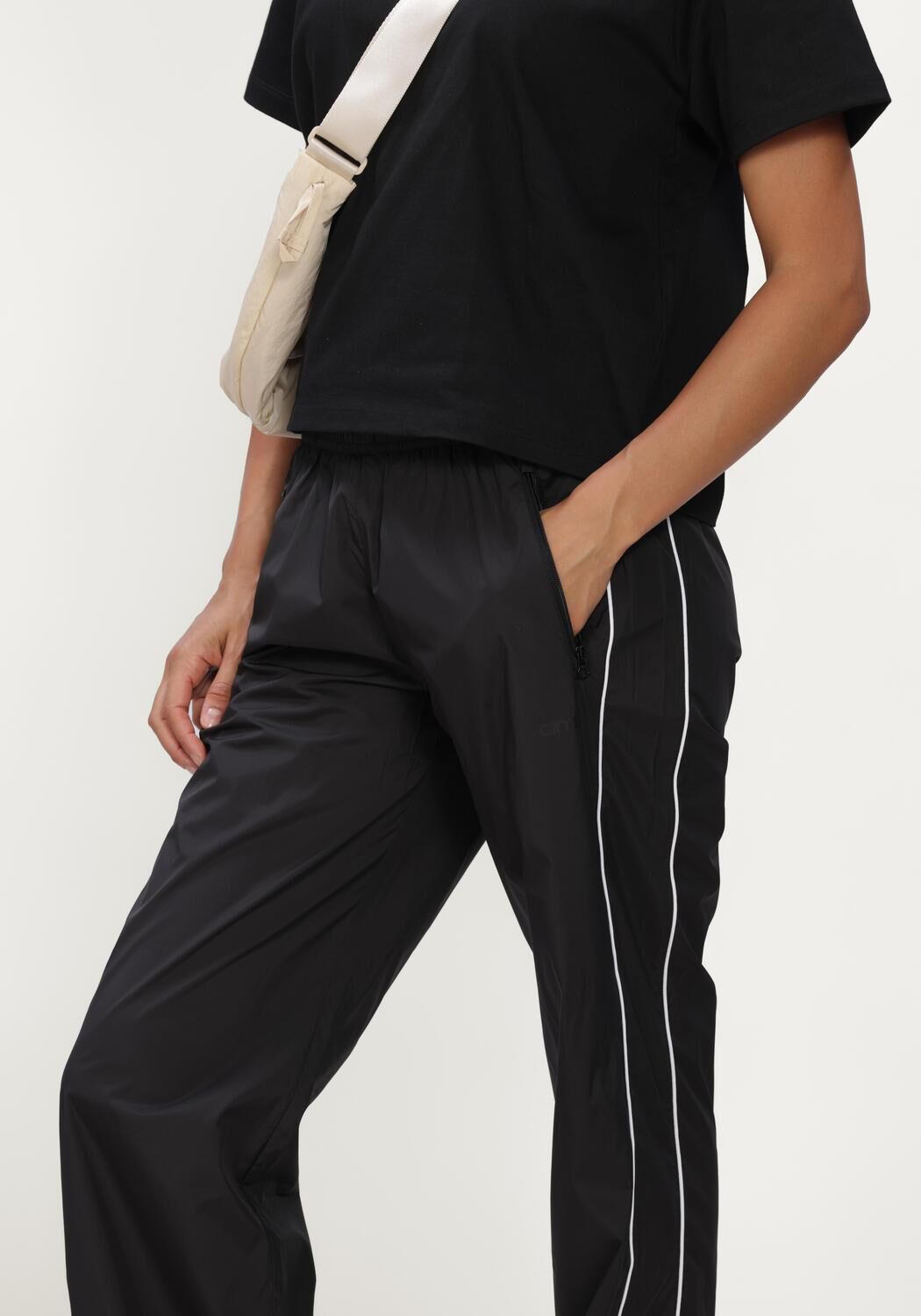Schwarze AIM'N Jogginghose BALANCE TRACKSUIT PANTS - large