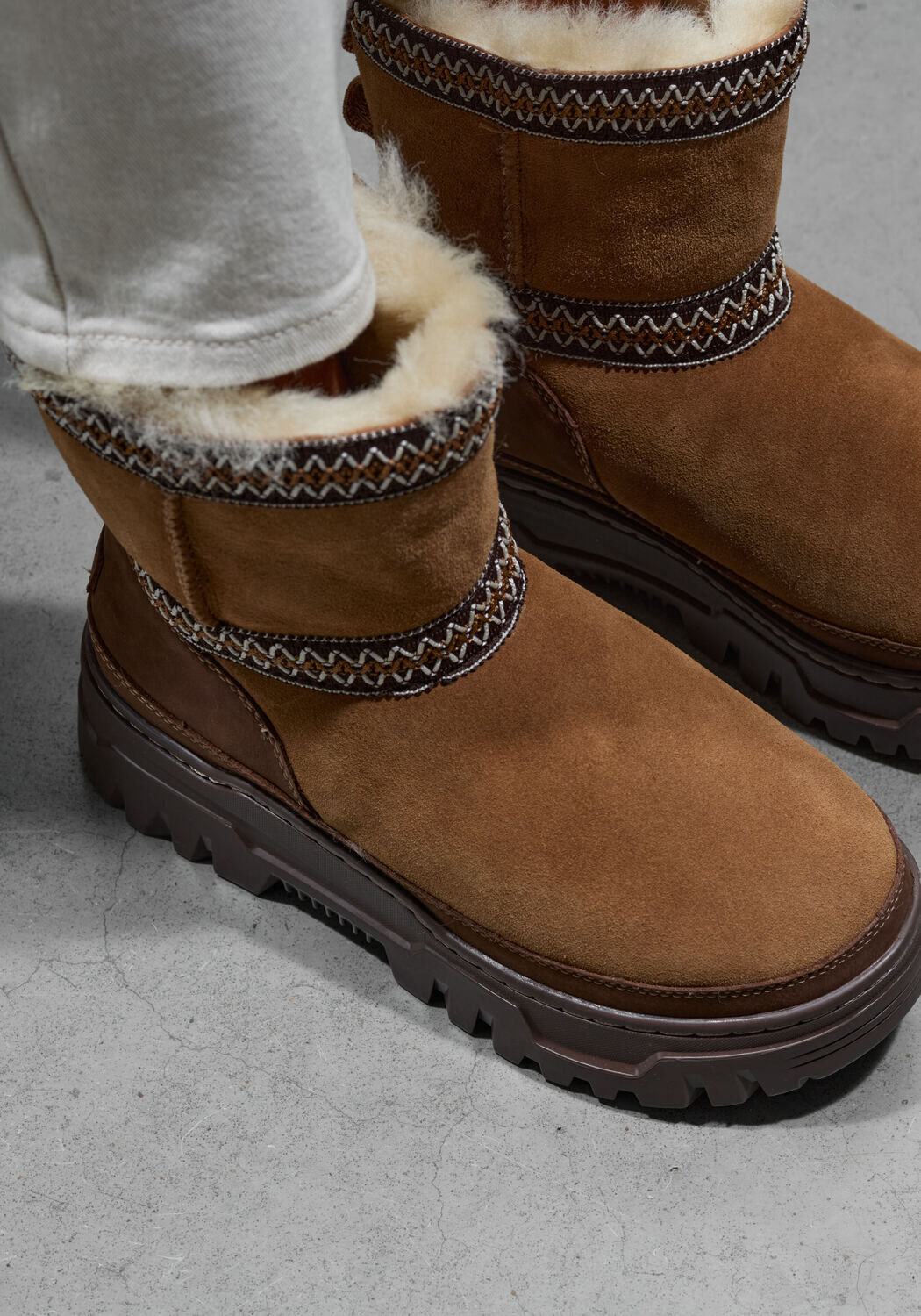 Cognacfarbene UGG Snowboots CLASSIC MINI TRAILGAZER - large