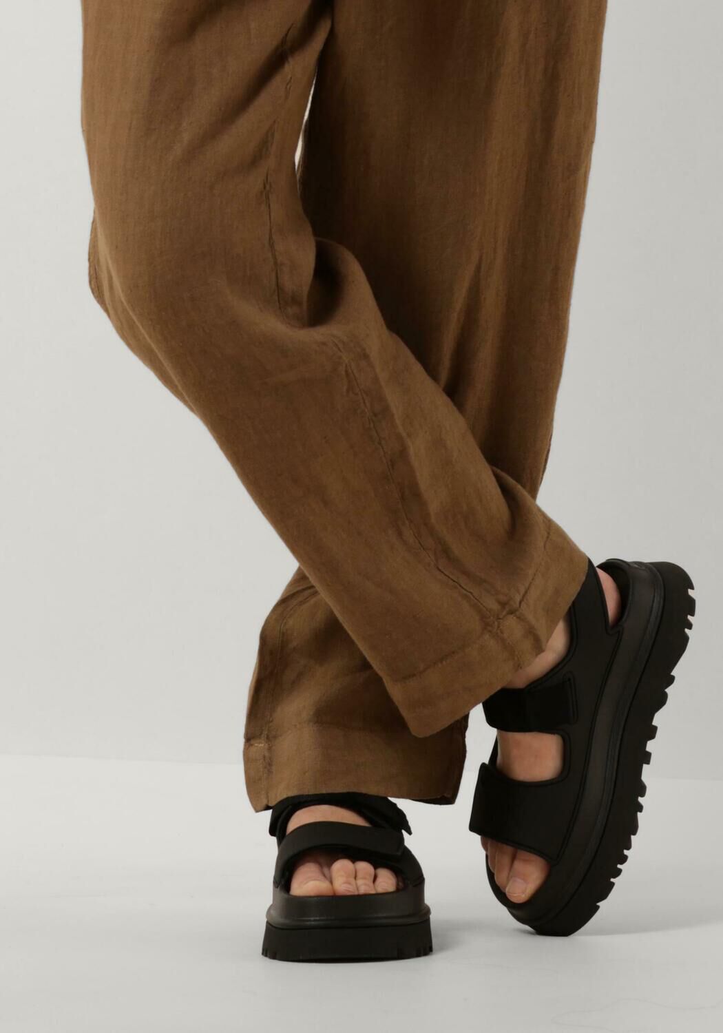 Schwarze UGG Flache Sandalen W GOLDENGLOW - large