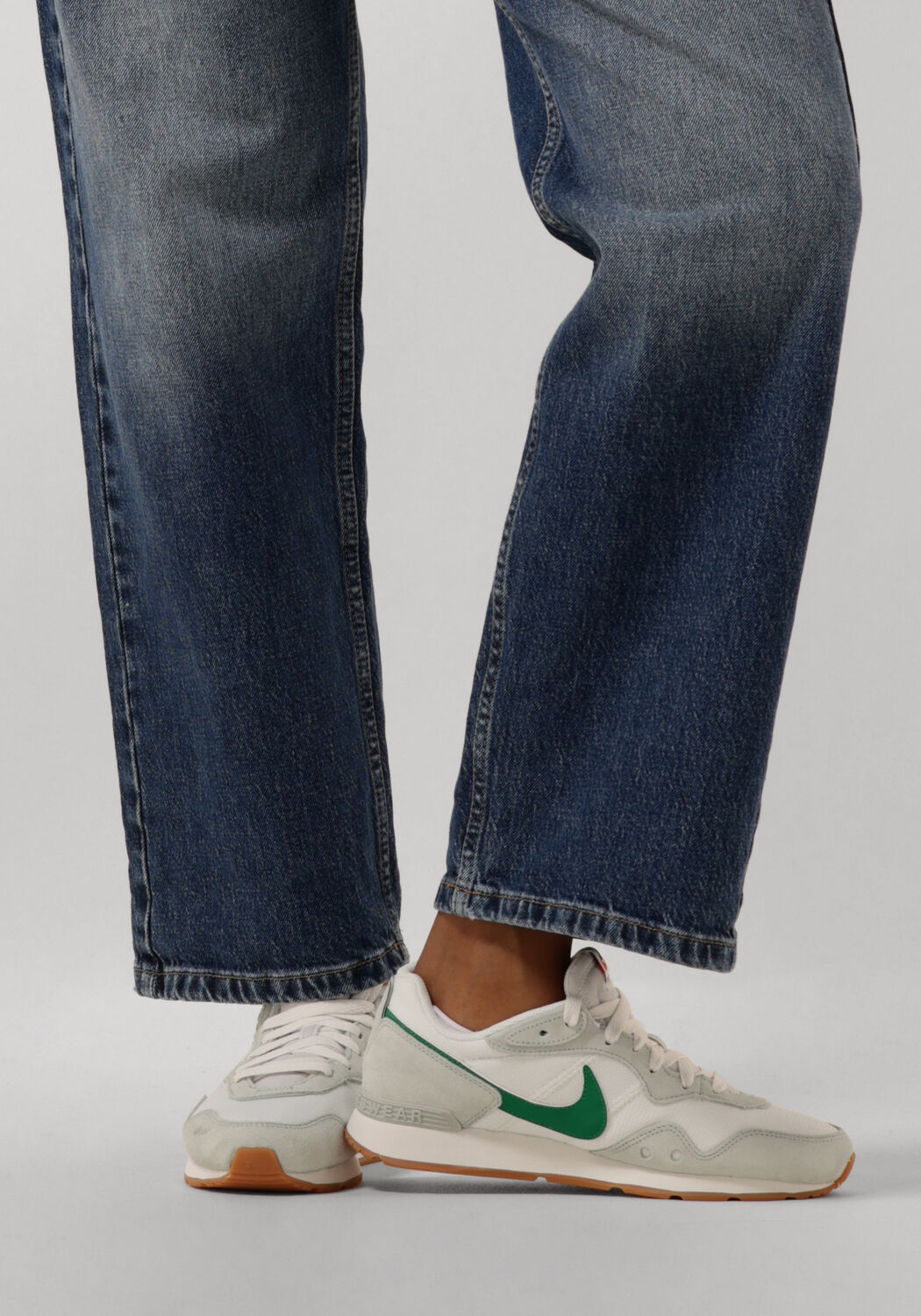 Wei&szlig;e NIKE Sneaker Low VENTURE RUNNER WMNS - large