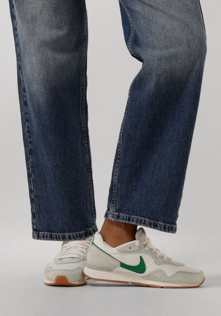 Weiße NIKE Sneaker Low VENTURE RUNNER WMNS - large