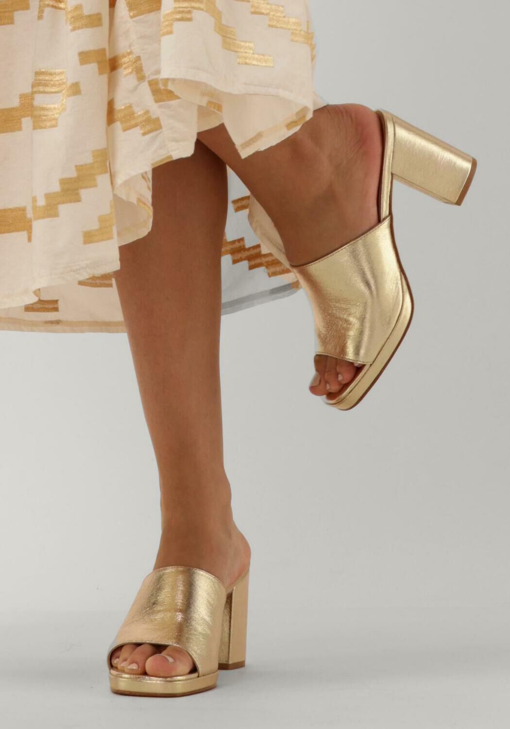 Goldfarbene OMODA Mules ISLA - large