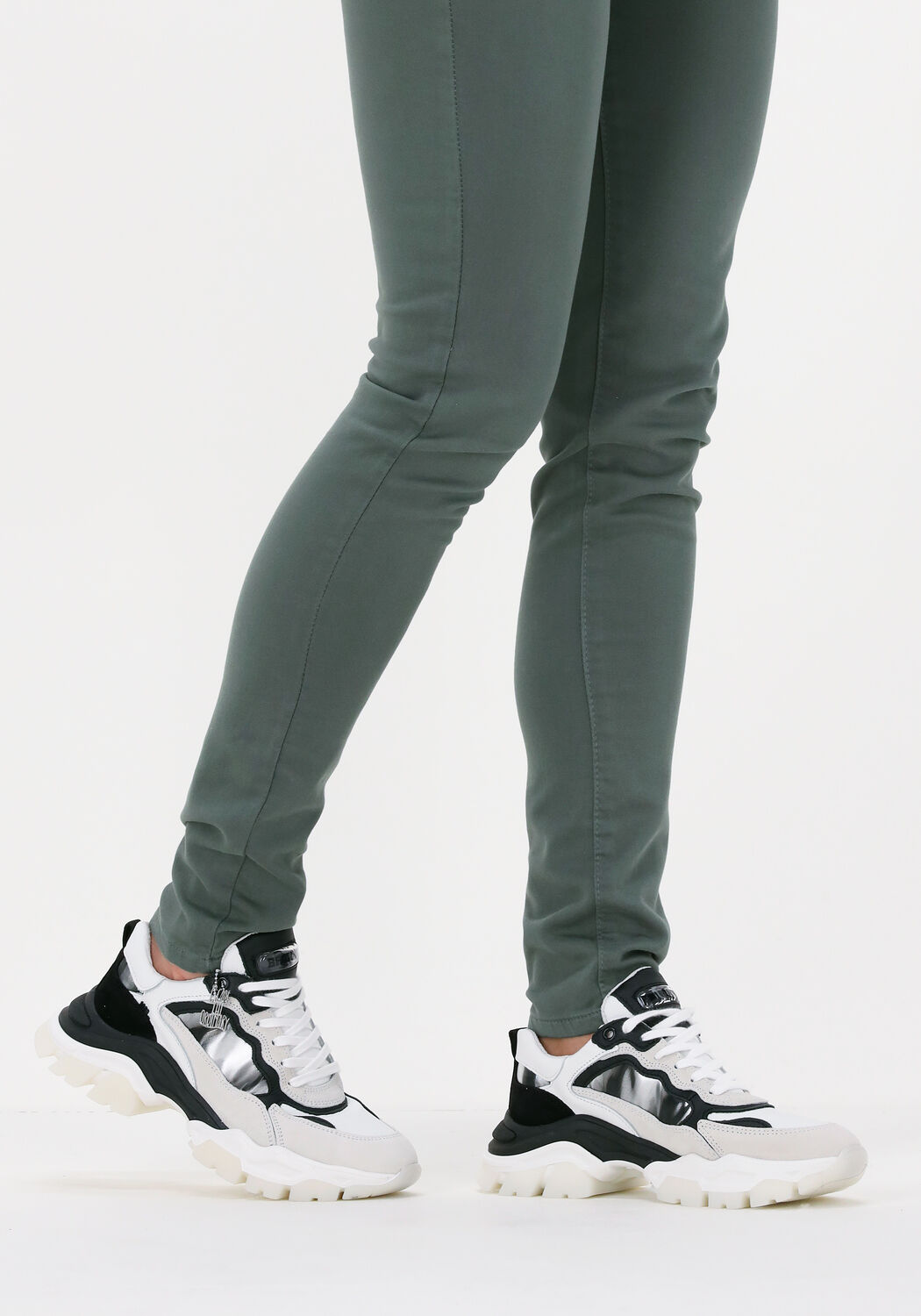 Wei&szlig;e BRONX Sneaker Low TAYKE-OVER 66426 - large