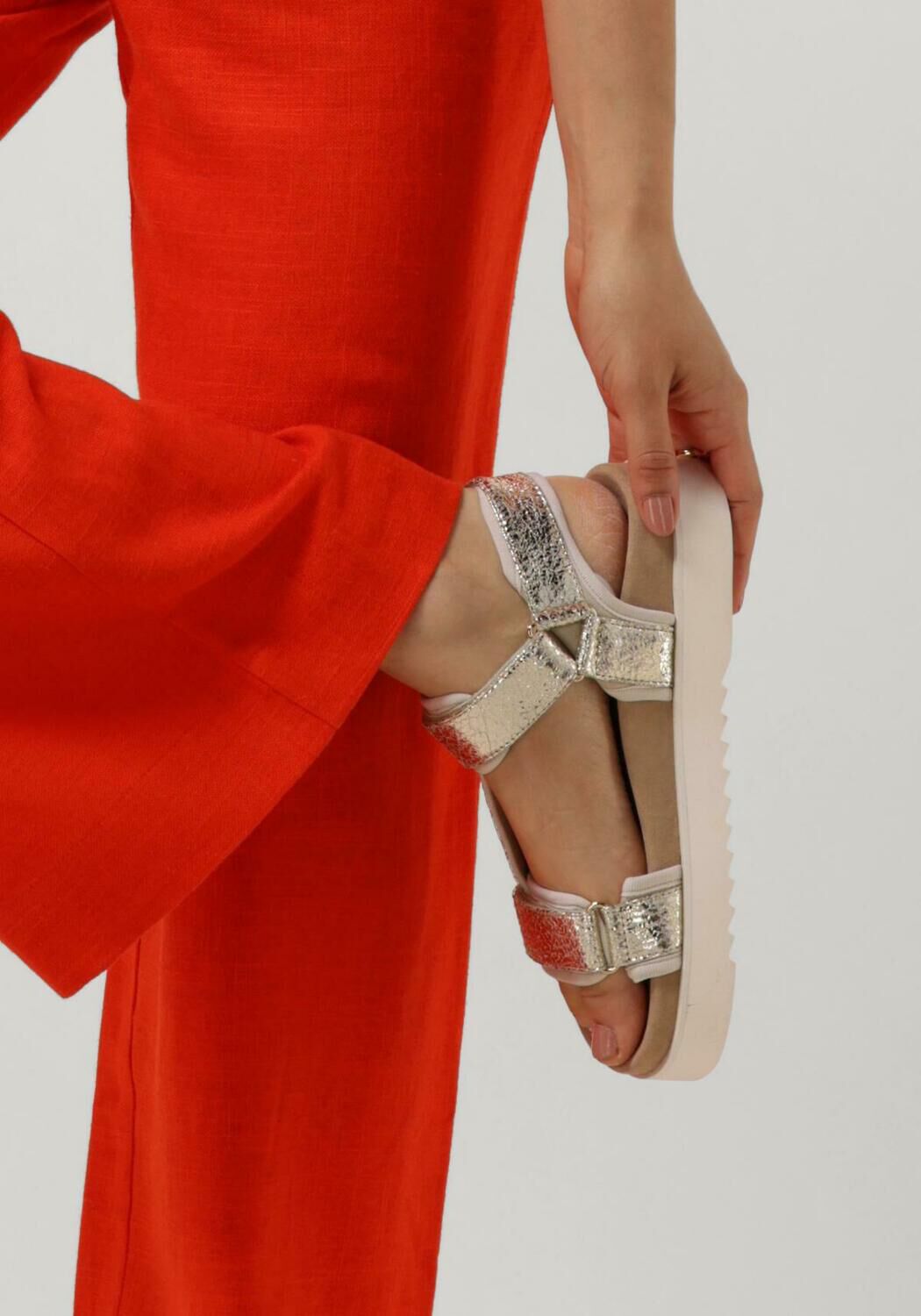 Goldfarbene MARUTI Flache Sandalen BEAU - large