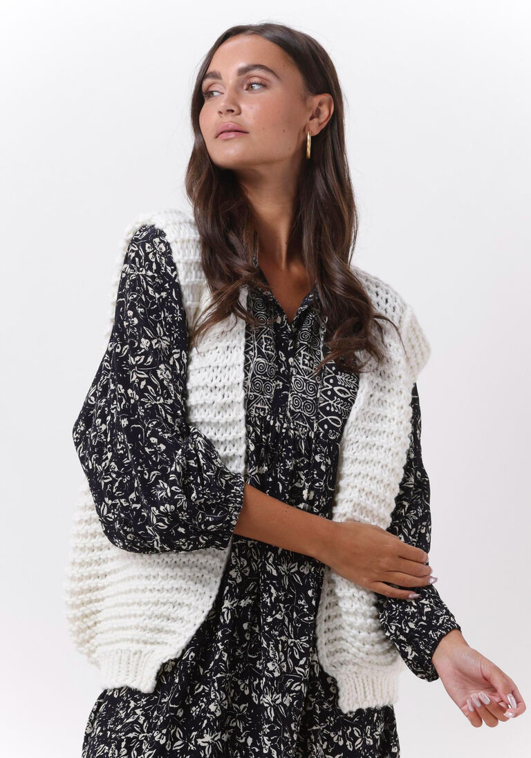 nicht-gerade weiss notre-v gilet knit gilet