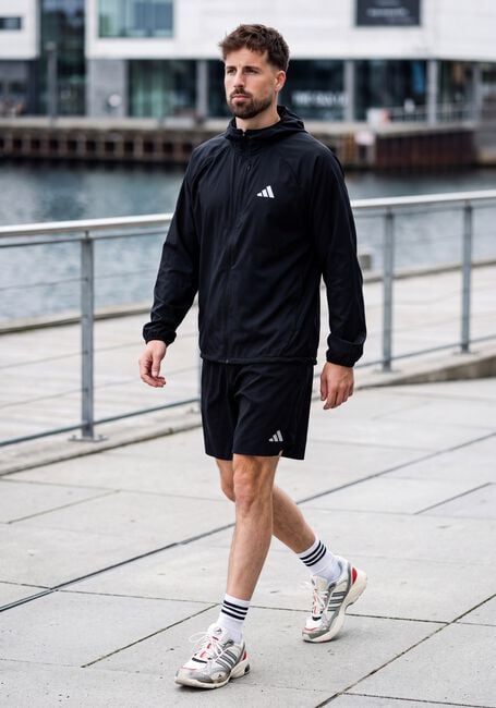 Schwarze ADIDAS Jack RUN ESS JKT M - large