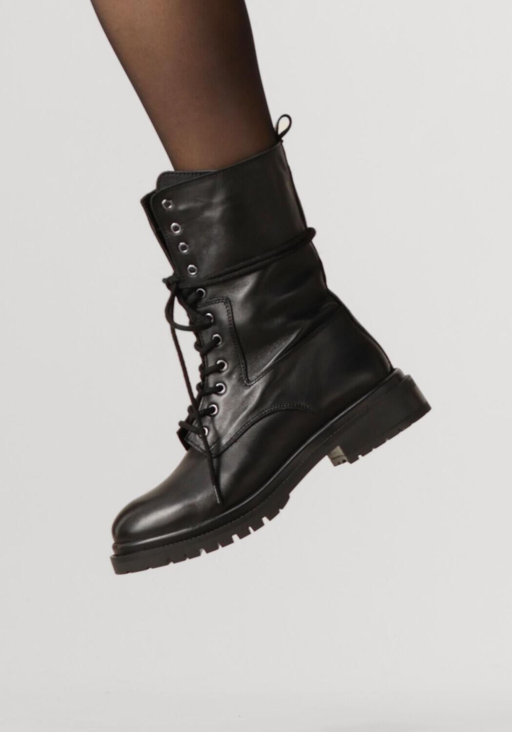 Schwarze INUOVO Schn&uuml;rboots A07014 - large