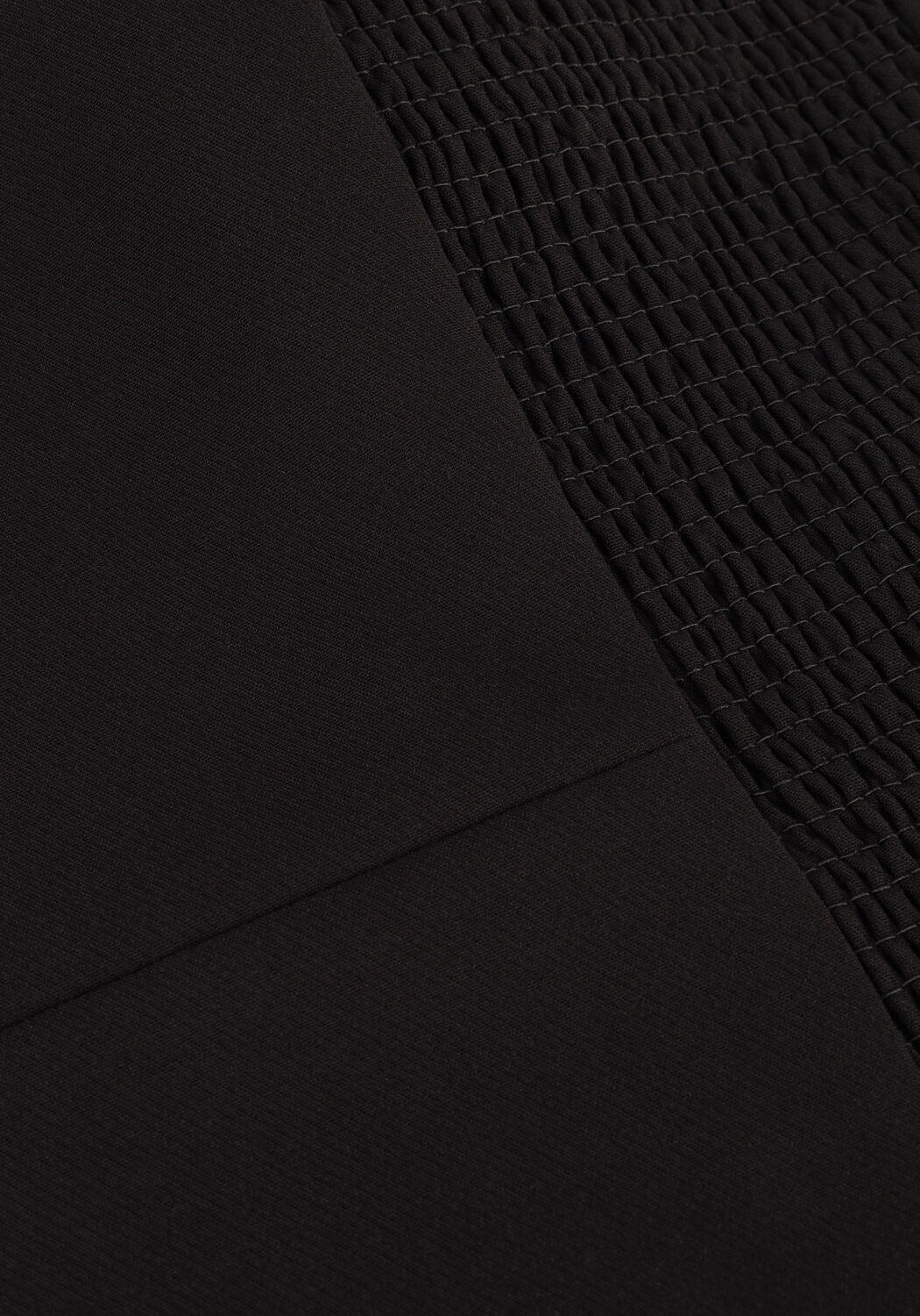 Schwarze OMODA ATELIER Top X IRIS - IGGY - large