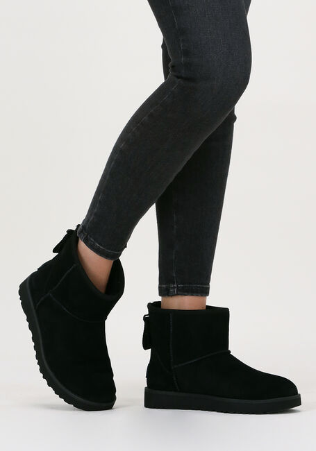 Schwarze UGG Winterstiefel W CLASSIC MINI LOGO ZIP - large