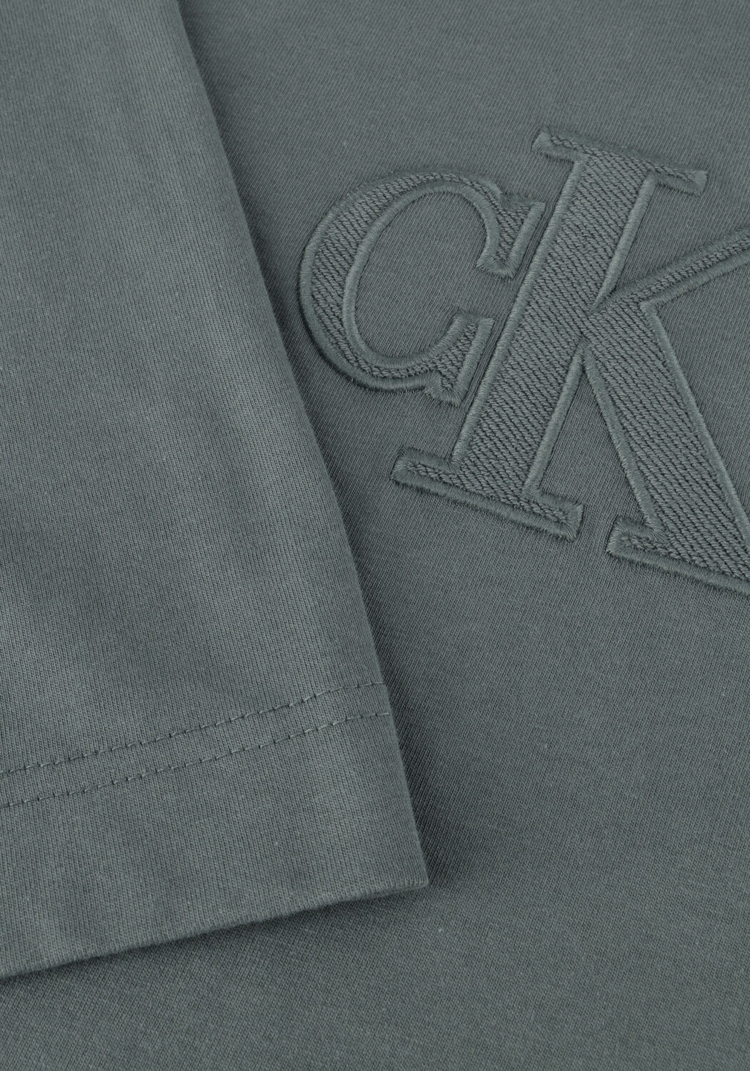 Graue CALVIN KLEIN T-shirt CK APPLIQUE TEE - large