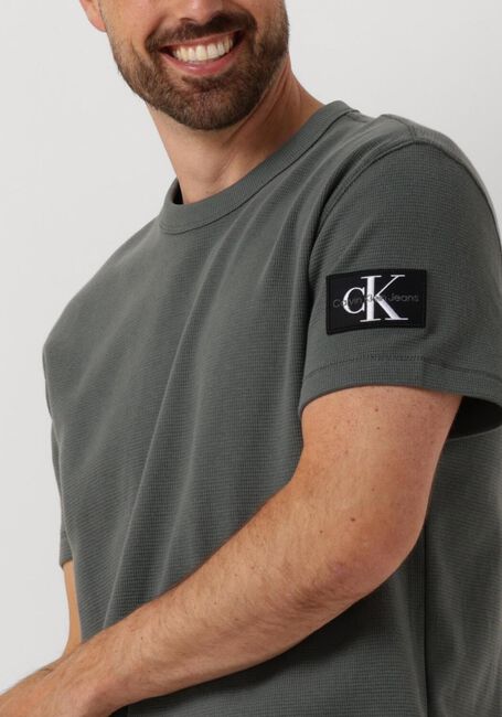 Graue CALVIN KLEIN T-shirt BADGE WAFFLE TEE - large