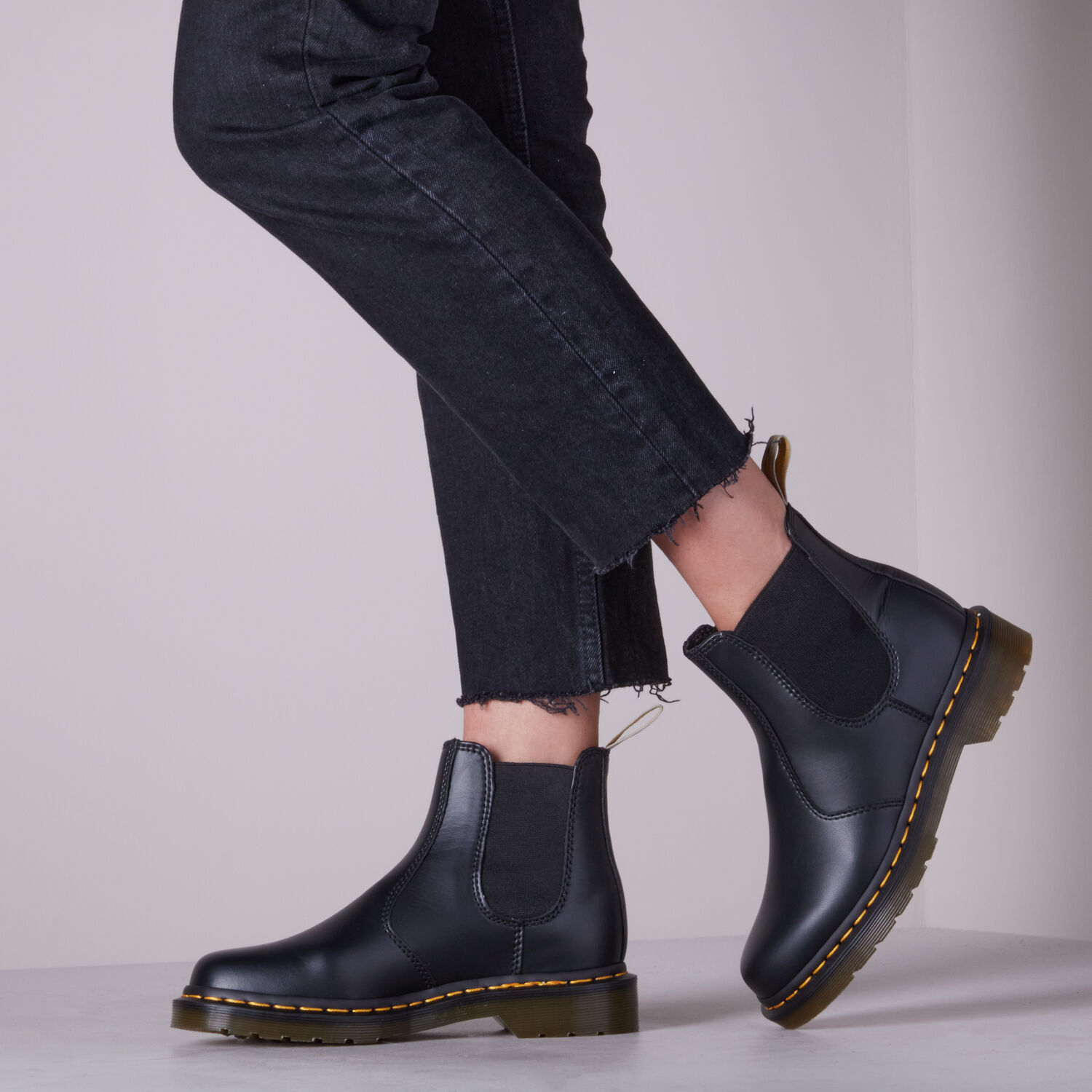 Schwarze DR MARTENS Chelsea Boots 2976 VEGAN - large