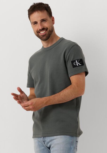 Graue CALVIN KLEIN T-shirt BADGE WAFFLE TEE - large