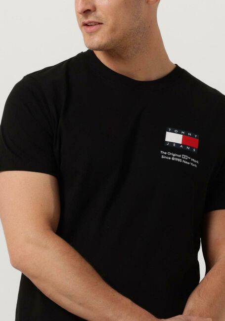 Schwarze TOMMY JEANS T-shirt TJM SLIM ESSENTIAL FLAG TEE - large