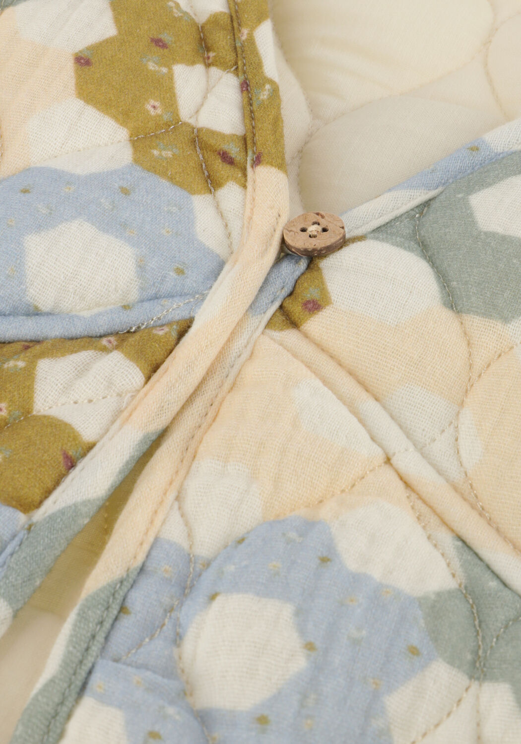 Mehrfarbige/Bunte LIL' ATELIER Strickjacke NMFTALIA SL QUILT VEST LIL - large