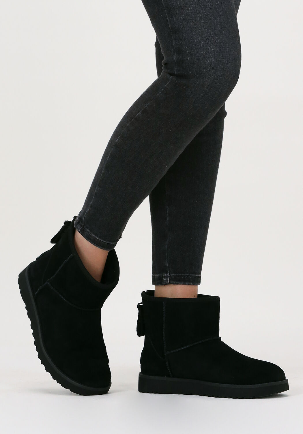 Schwarze UGG Winterstiefel W CLASSIC MINI LOGO ZIP - large