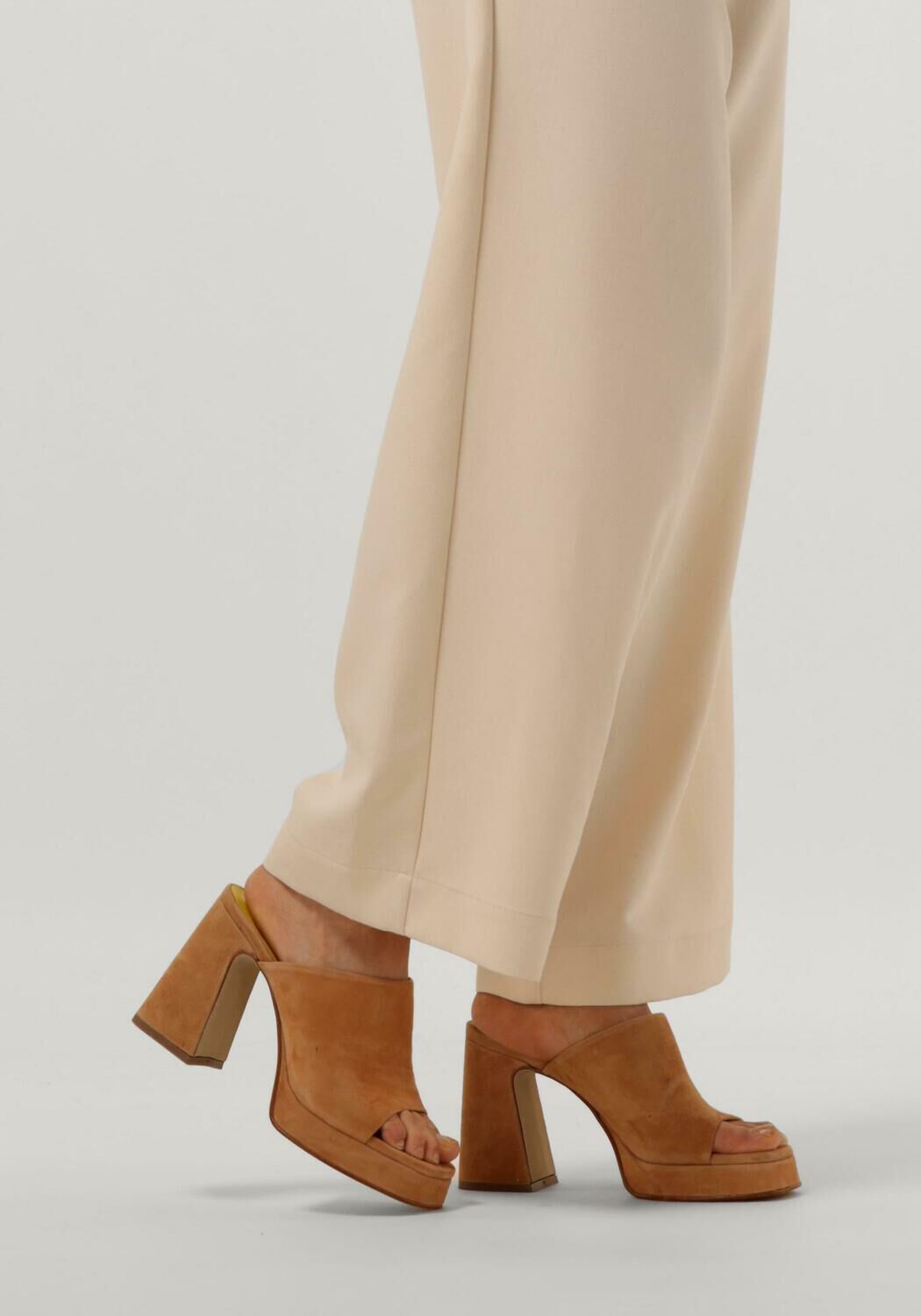 Cognacfarbene NOTRE-V Mules QA31 - large
