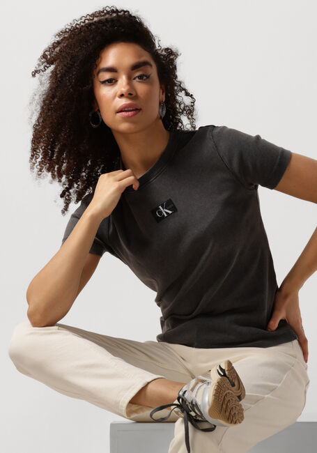 Schwarze CALVIN KLEIN T-shirt LABEL WASHED RIB SLIM TEE - large