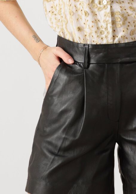 Schwarze CO'COUTURE Kurze Hose PHOEBECC LEATHER PLEAT SHORTS - large