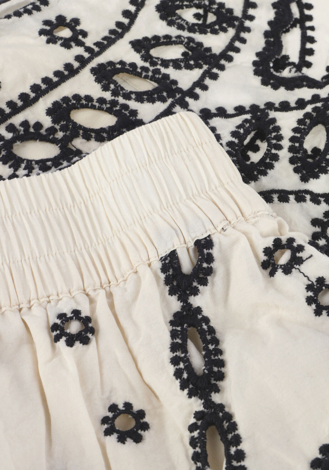 Wei&szlig;e ROUGE EDIT Hosen ROUBRODIE WF SHORTS - large