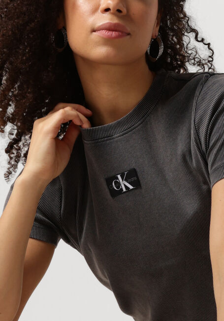 Schwarze CALVIN KLEIN T-shirt LABEL WASHED RIB SLIM TEE - large
