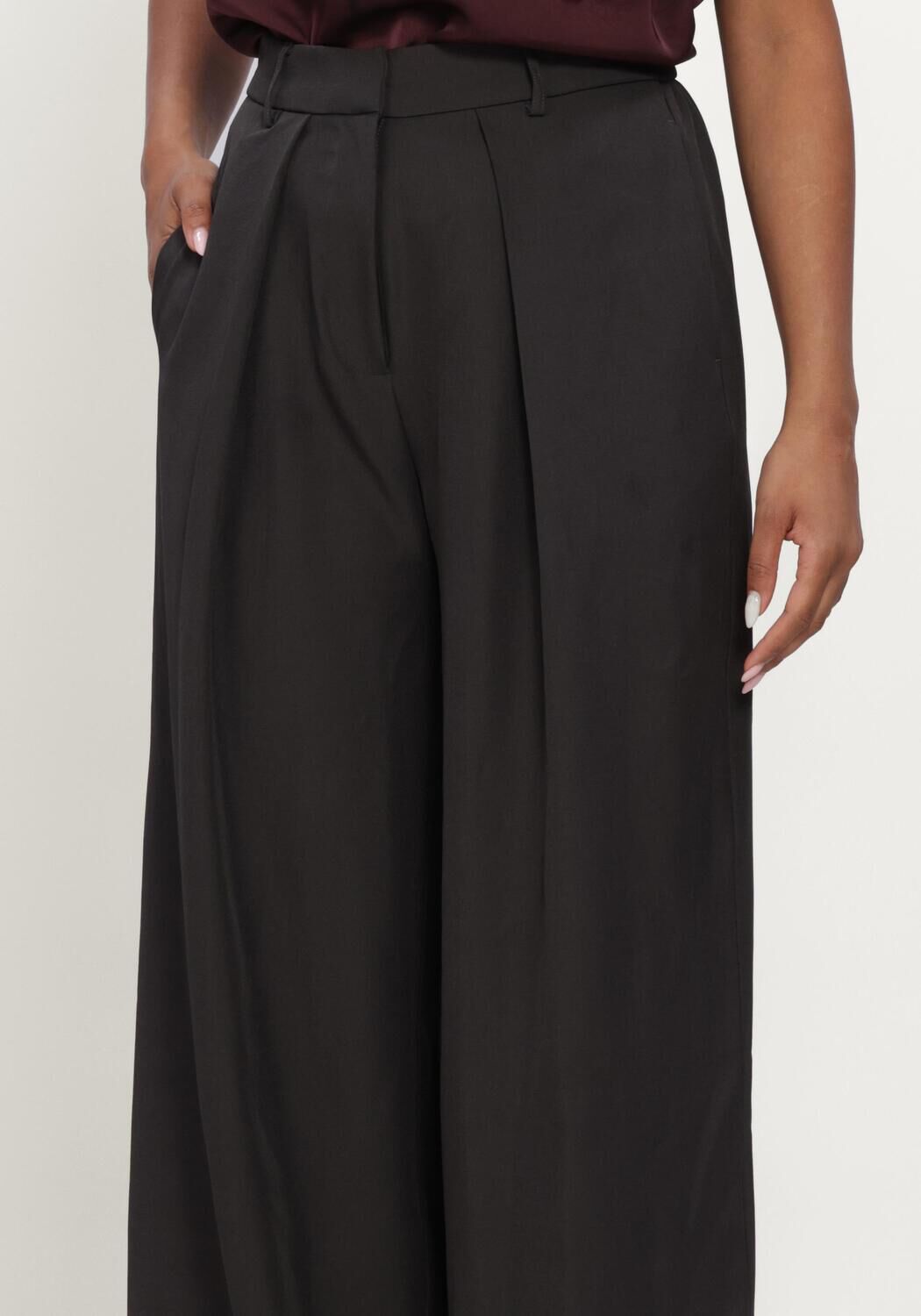 Schwarze OMODA ATELIER Weite Hose OM-ROBIN X QUINTY - large