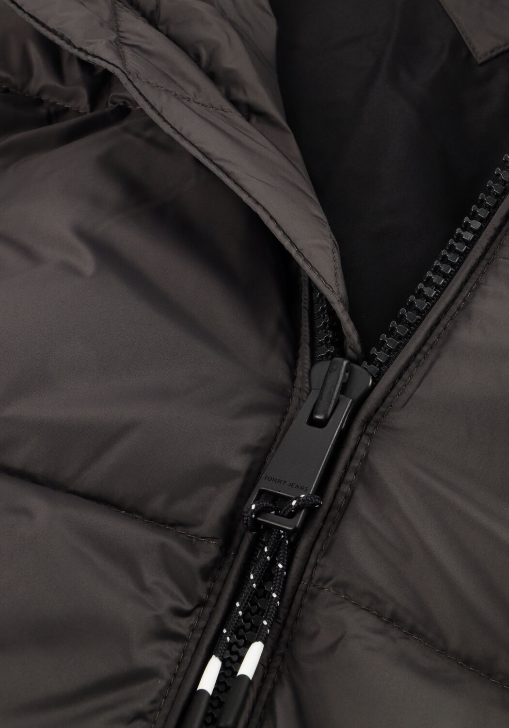 Schwarze TOMMY JEANS Wattierte Jack TJM ESSENTIAL DOWN JACKET - large