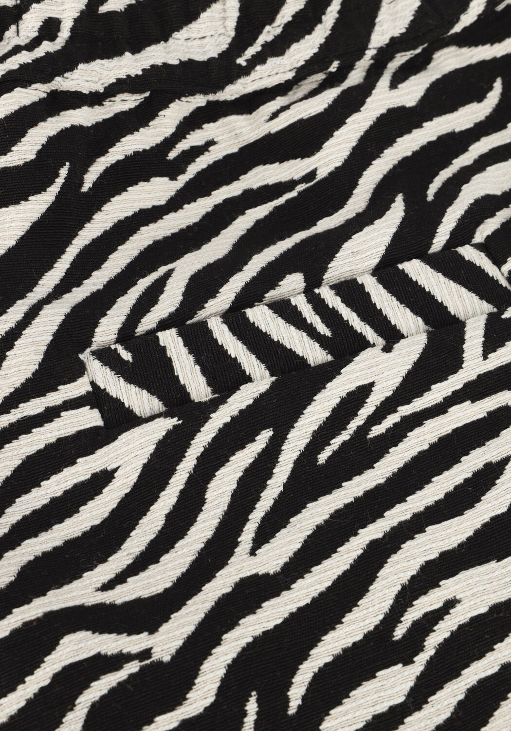 Graue COLOURFUL REBEL Hosen FLORENCE ZEBRA JACQUARD SHORT - large