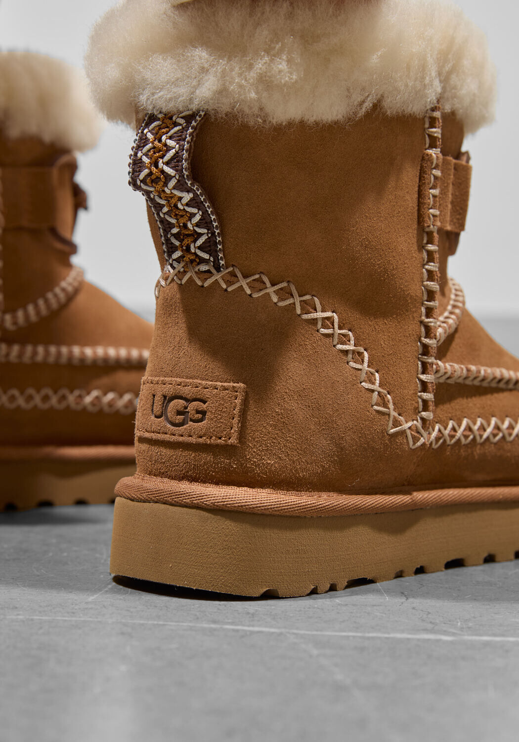 Camelfarbene UGG Winterstiefel CLASSIC MINI ALPINE - large