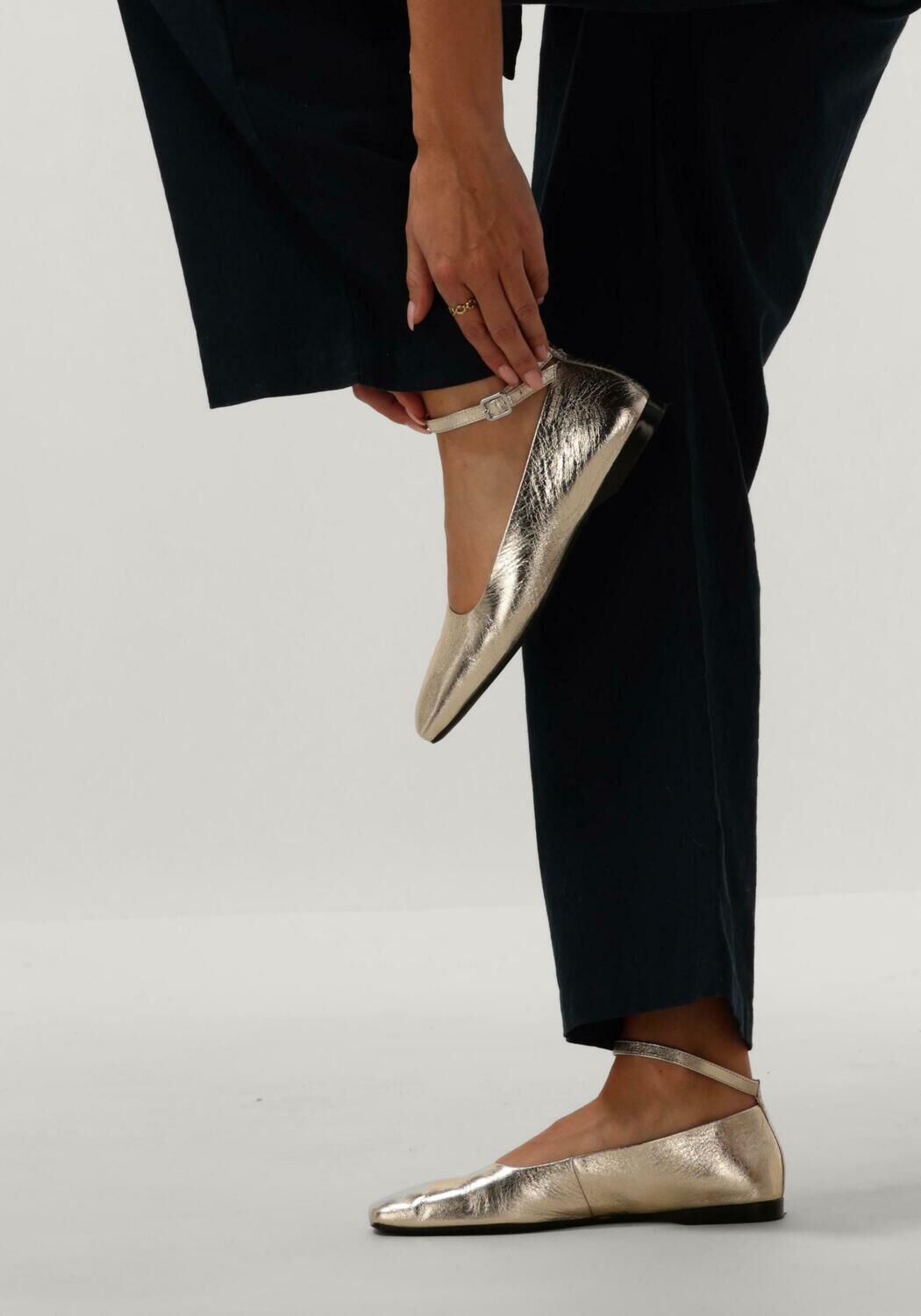 Goldfarbene VAGABOND SHOEMAKERS Ballerinas DELIA - large