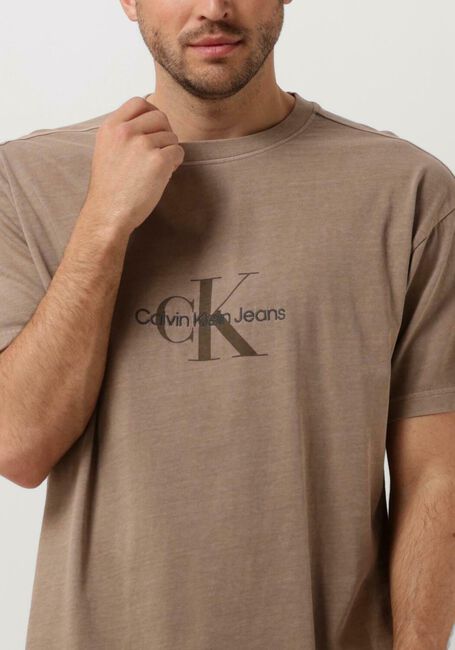 Braune CALVIN KLEIN T-shirt MONOLOGO MINERAL DYE TEE - large